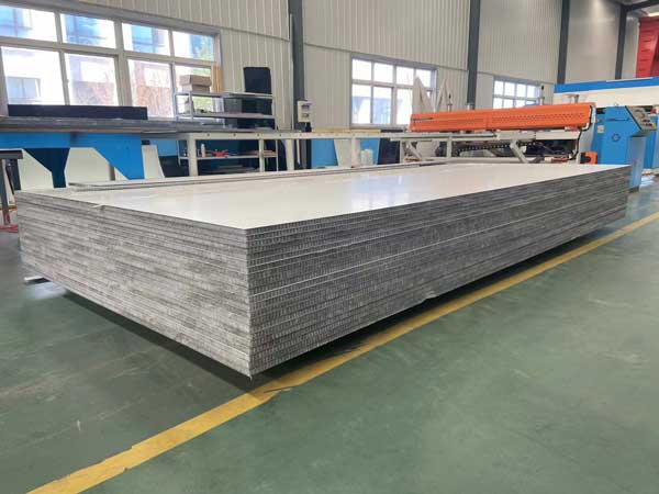 CFRTP材料(liao)闆更耐高溫可(kě)與高強度鋼媲(pi)美